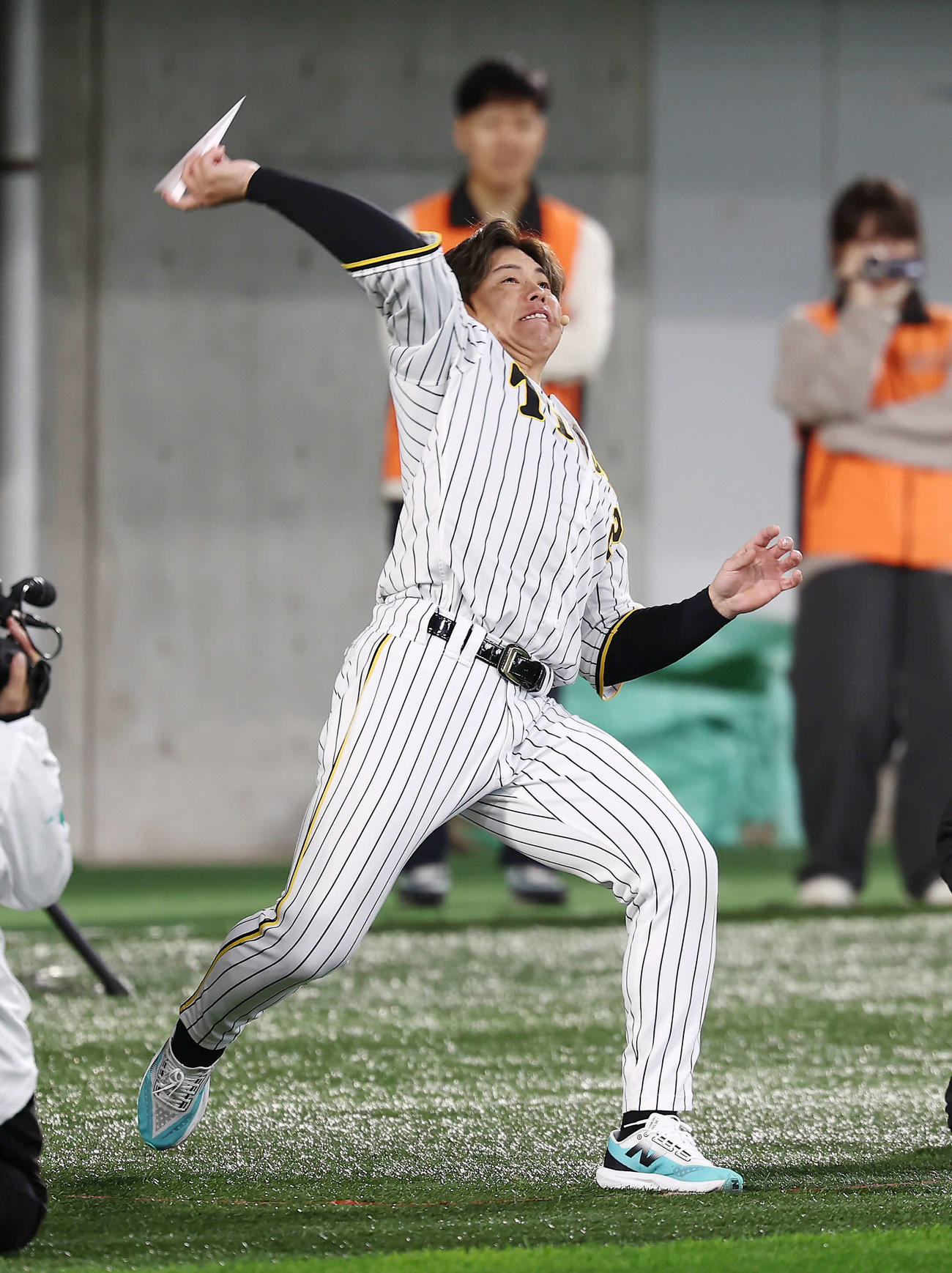 紙飛行機を飛ばす阪神梅野（撮影・前田充）