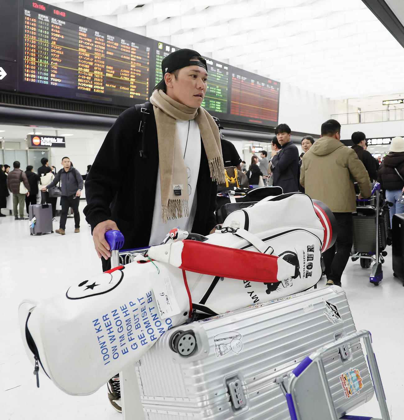 優勝旅行から帰国した巨人坂本（撮影・足立雅史）