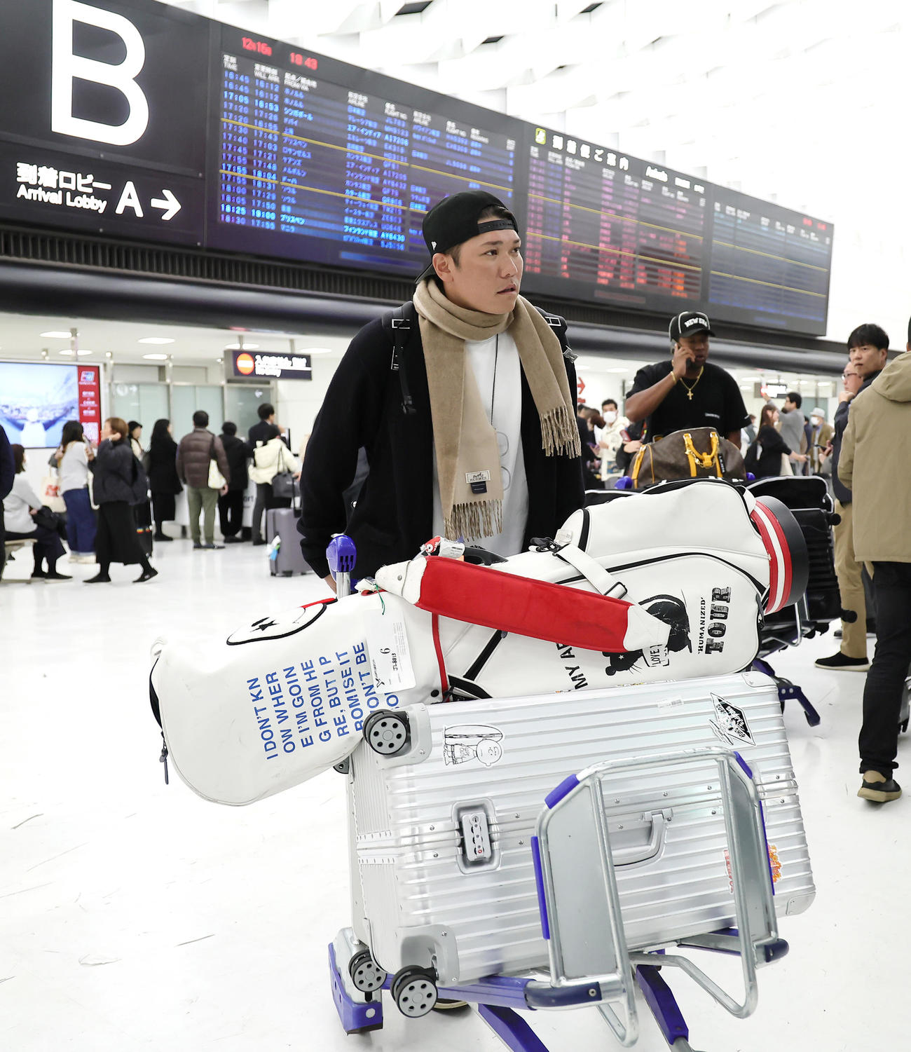 優勝旅行から帰国した巨人坂本（撮影・足立雅史）