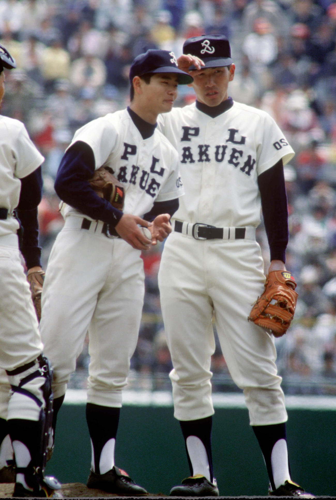第57回選抜高校野球大会　PL学園・桑田真澄に声をかける清原和博（右）（1985年3月）