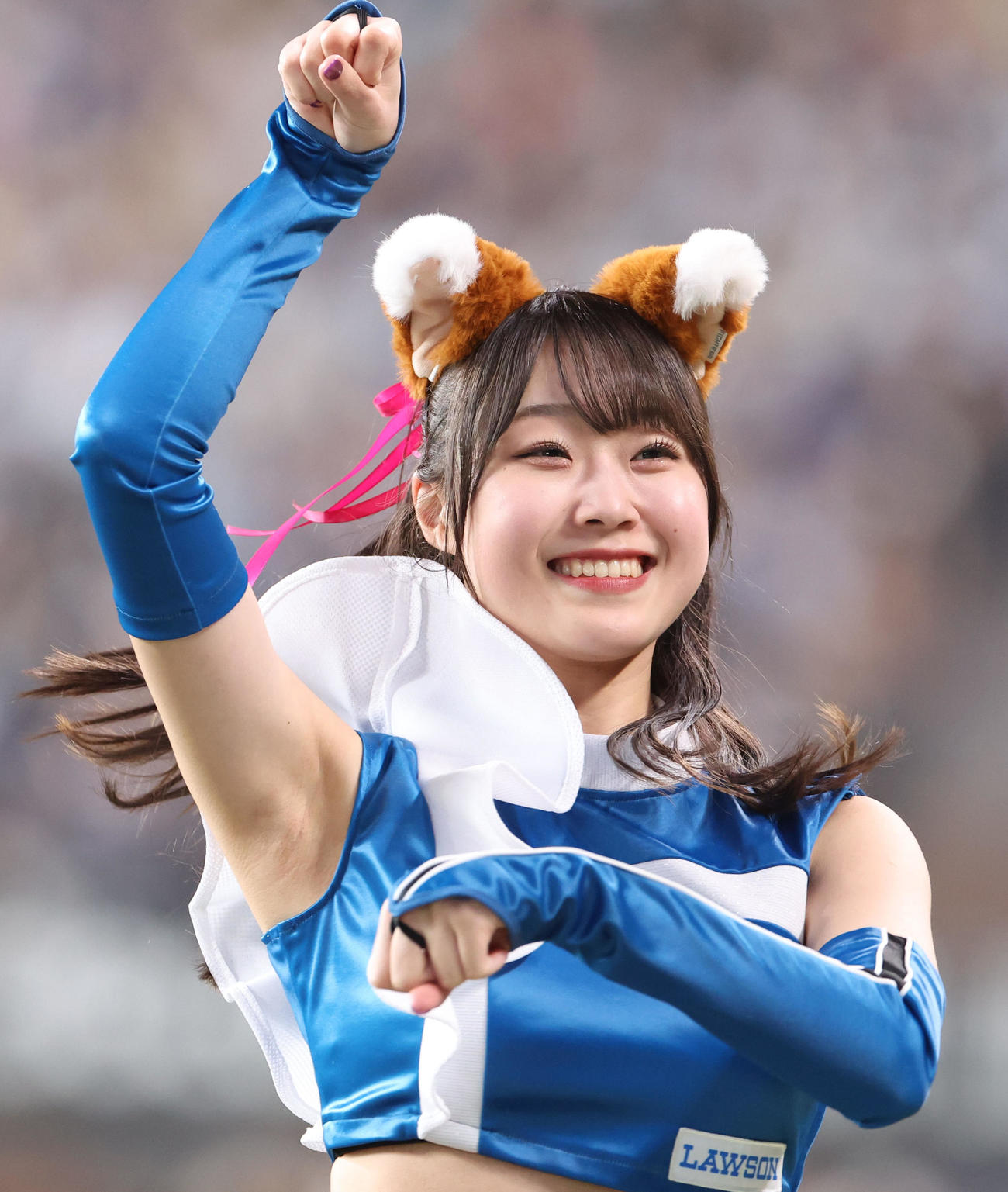 日本ハム対ロッテ　ピンク色のリボンをつけながら「きつねダンス」を踊るファイターズガールの大野未侑