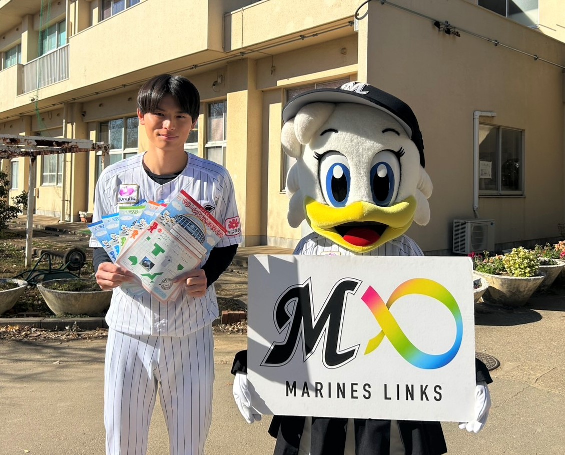 千葉市立大森小学校を訪問し、マリーンズ算数ドリルの贈呈式を行った和田康（撮影・星夏穂）