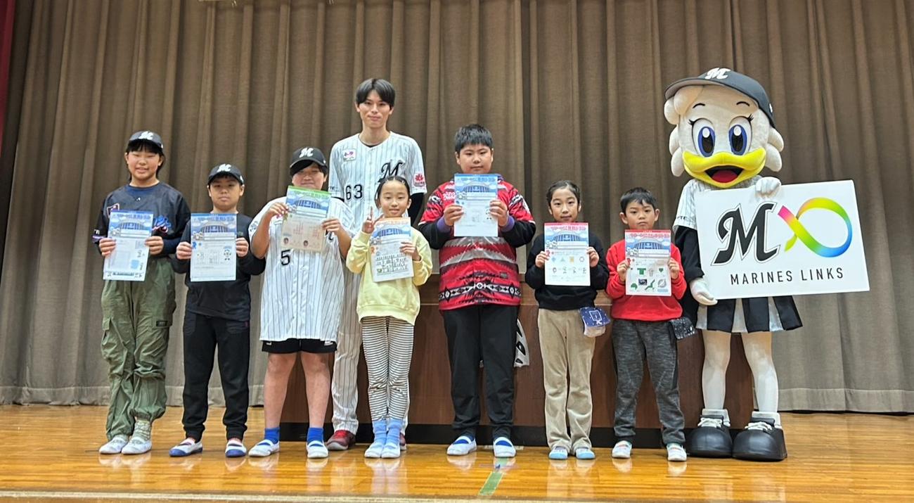 千葉市立大森小学校を訪問し、マリーンズ算数ドリルの贈呈式を行った和田康（撮影・星夏穂）