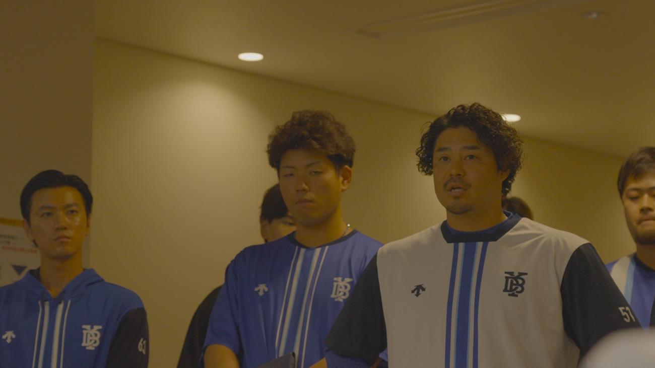 DeNAの公式ドキュメンタリー映像作品「勝ち切る覚悟　～日本一までの79日～」に出演した宮崎（右）（球団提供）