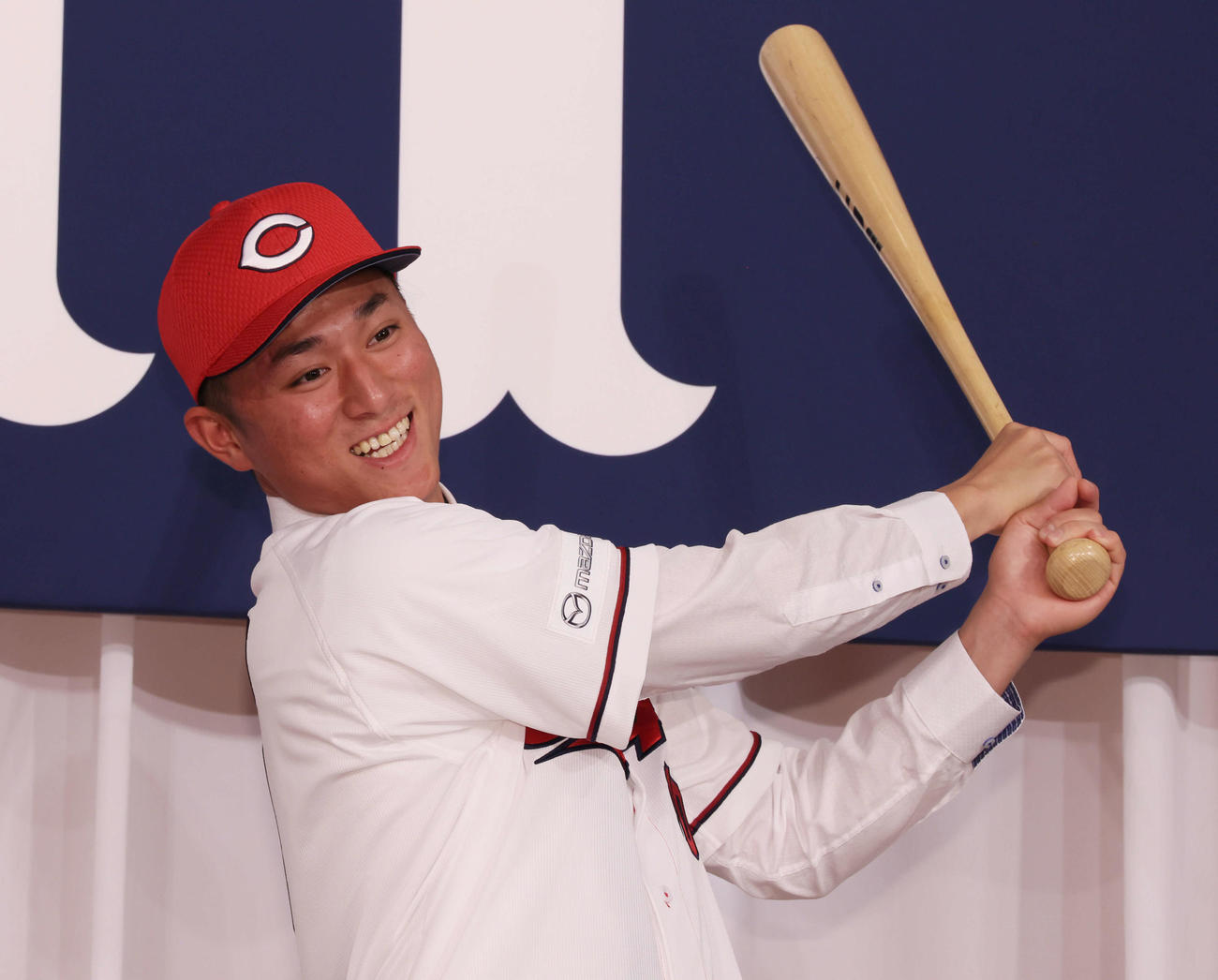新入団選手会見で、バットを振るドラフト1位の佐々木（撮影・加藤孝規）