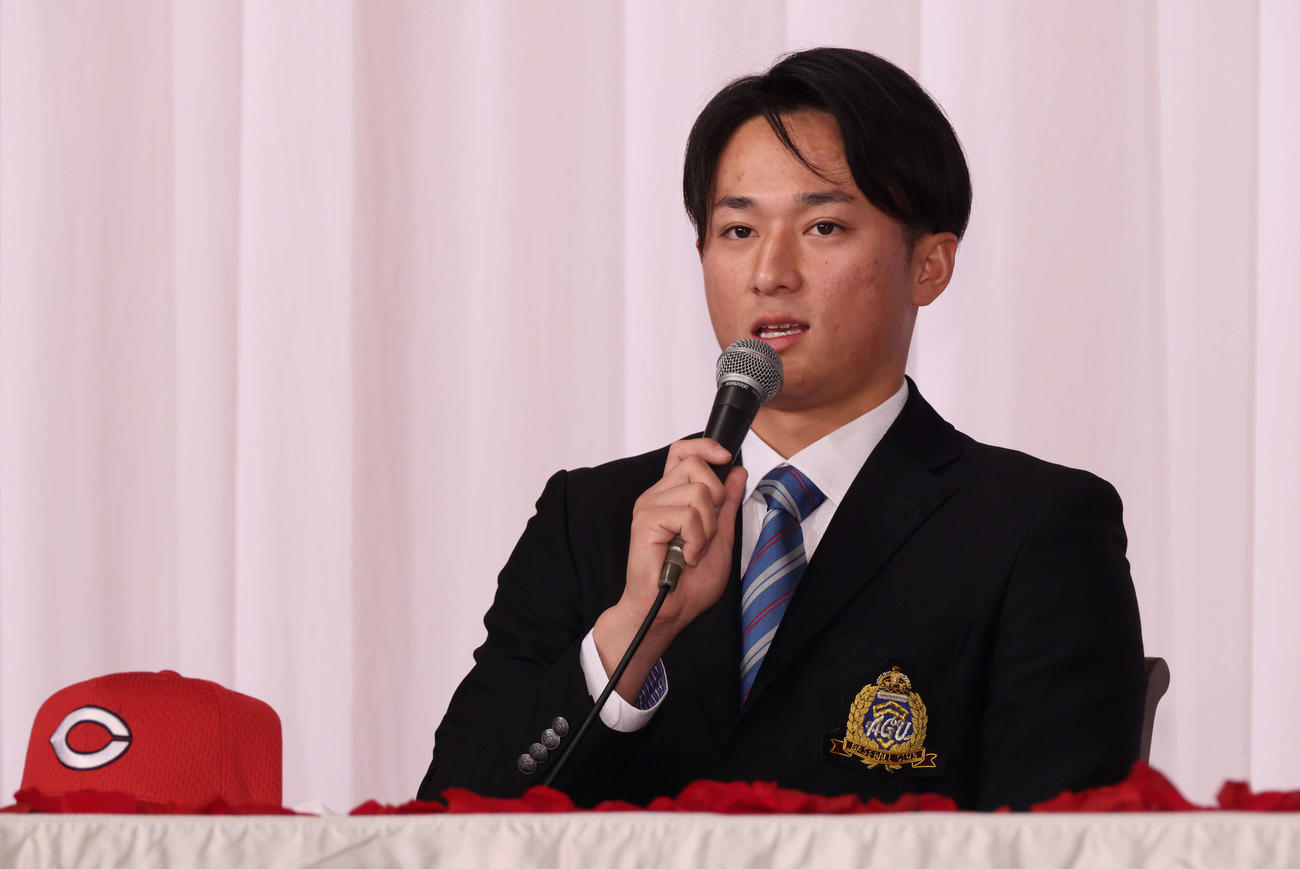 新入団選手会見　会見するドラフト1位の佐々木（撮影・加藤孝規）