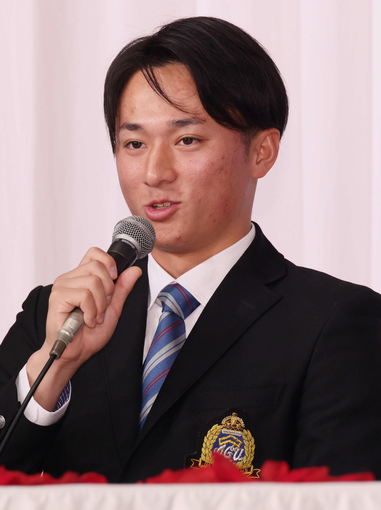 新入団選手会見　会見するドラフト1位の佐々木（撮影・加藤孝規）