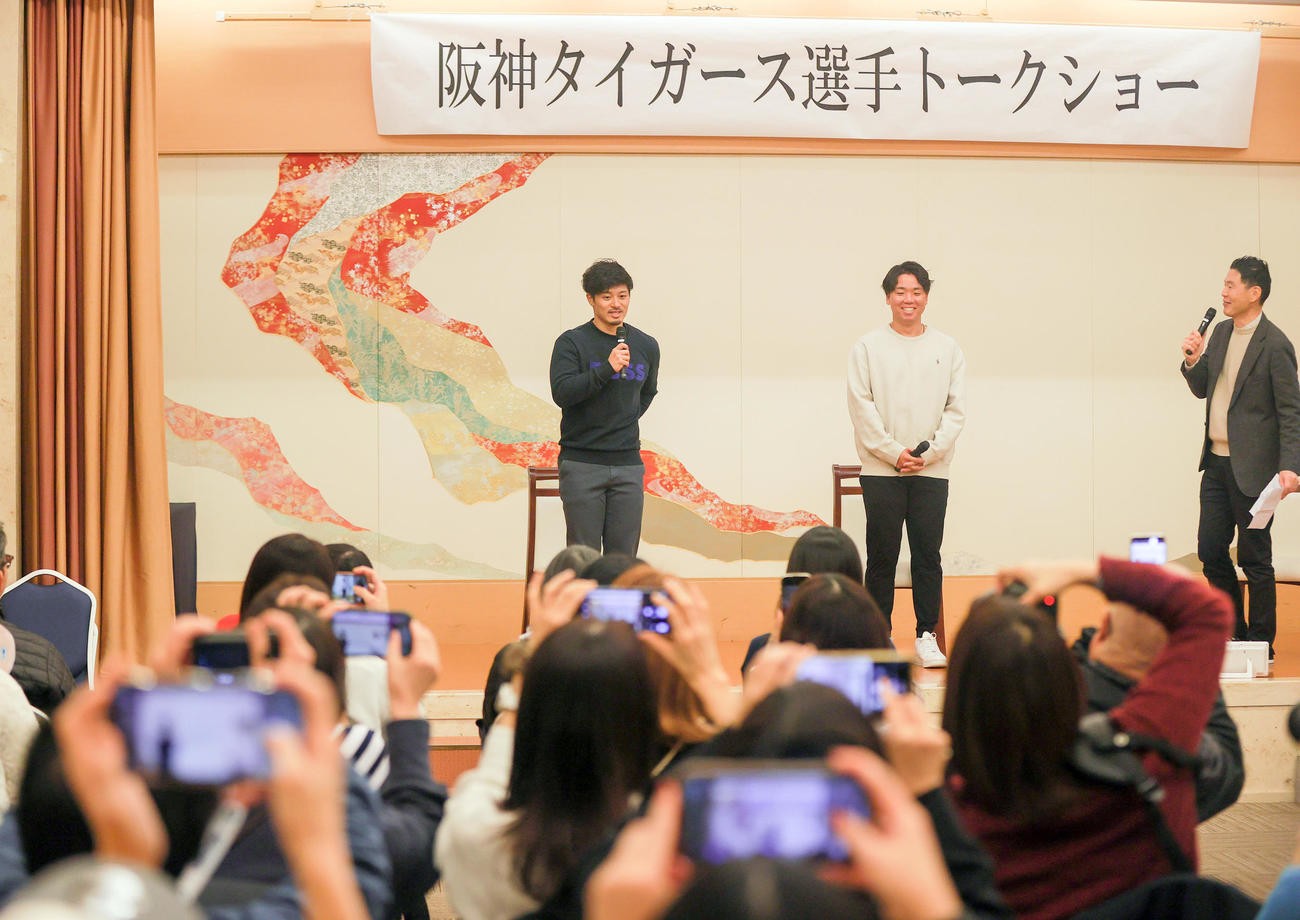 おごと温泉トークショーでファンと交流する阪神坂本（左）と阪神村上（中央）（撮影・上山淳一）