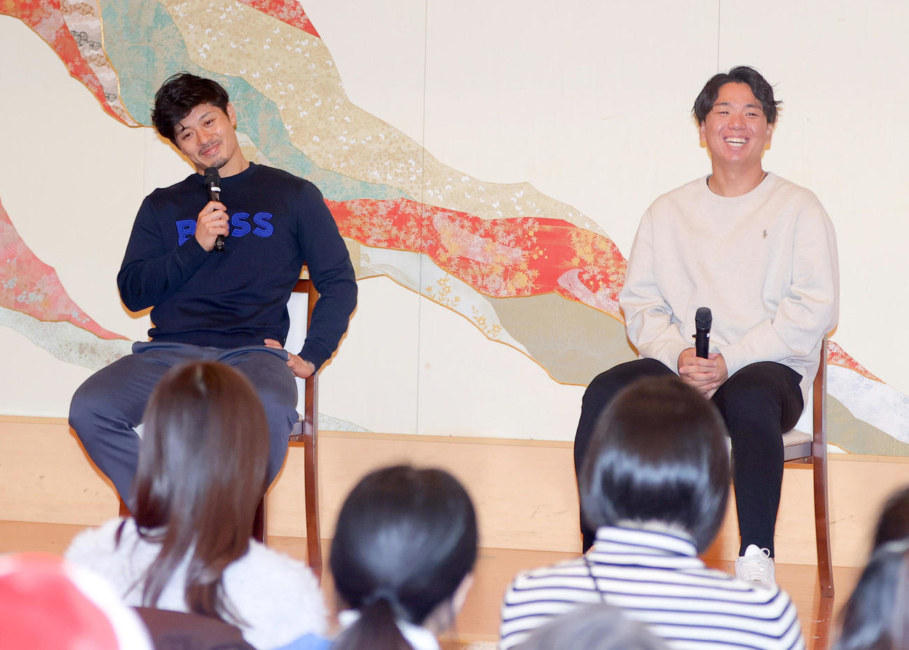 おごと温泉トークショーでファンと交流する阪神坂本（左）と阪神村上（撮影・上山淳一）