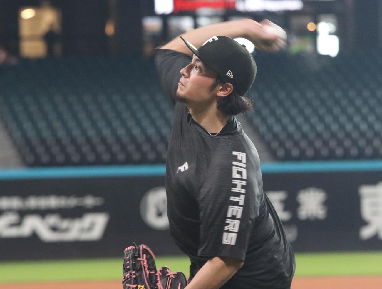 エスコンフィールドで練習する日本ハム伊藤（撮影・永野高輔）