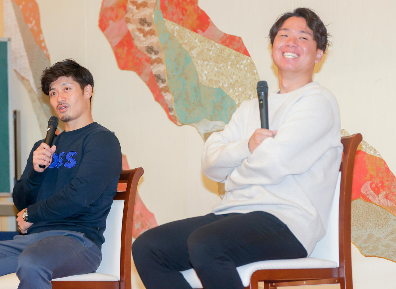 おごと温泉トークショーでファンと交流する阪神坂本（左）と阪神村上（撮影・上山淳一）