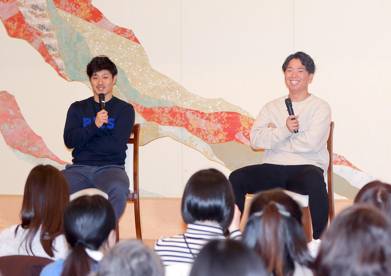 おごと温泉トークショーでファンと交流する阪神坂本（左）と阪神村上（撮影・上山淳一）