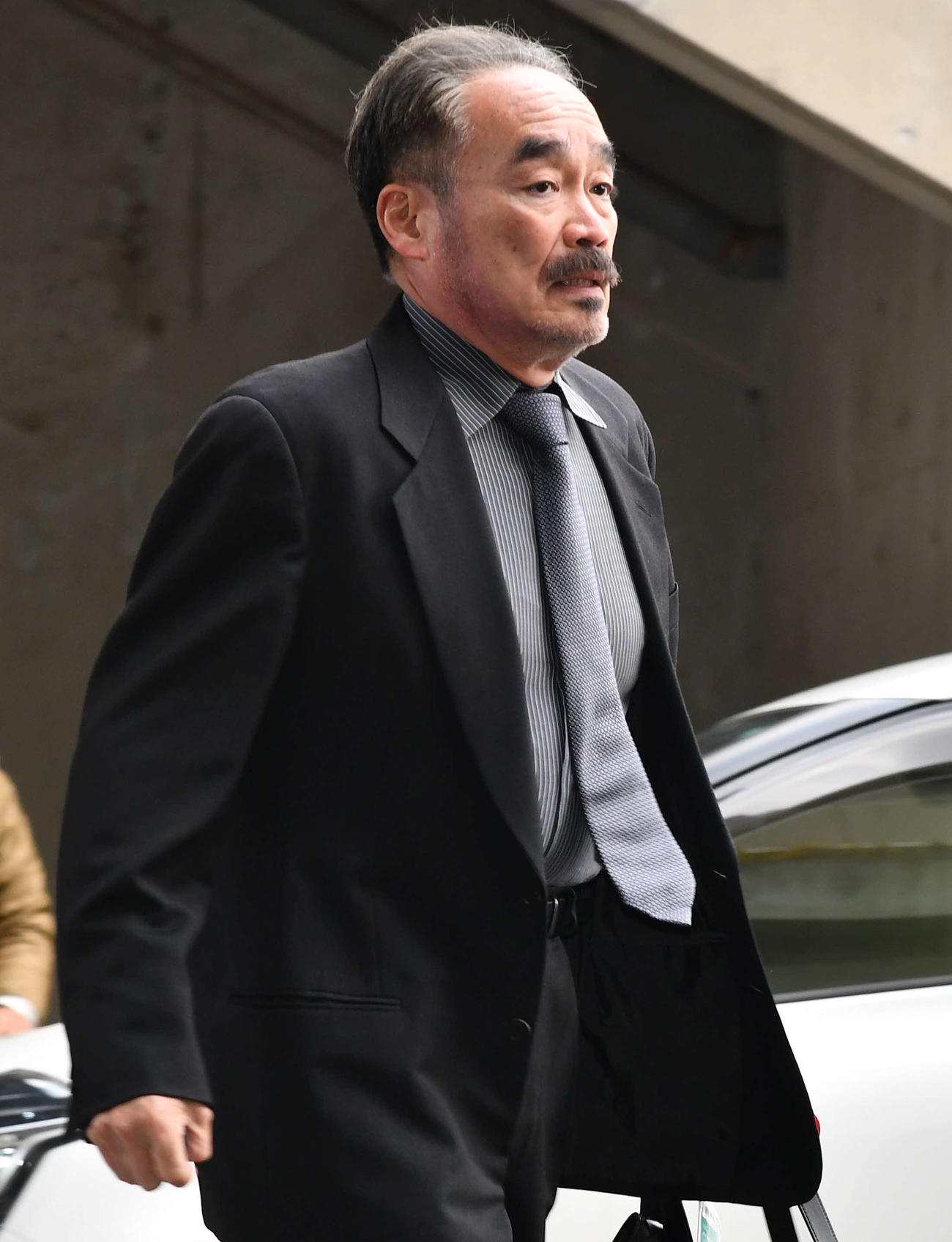 ソフトバンクの球団事務所に向かう、甲斐のFA代理人を務めた弁護士（撮影・岩下翔太）