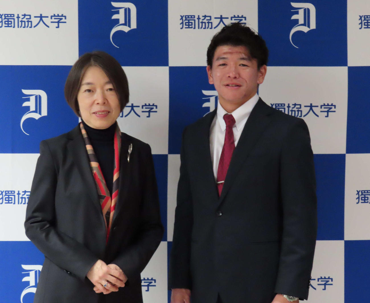 独協大学を表敬訪問し、前沢学長（左）との記念撮影に納まるヤクルト並木（撮影・水谷京裕）