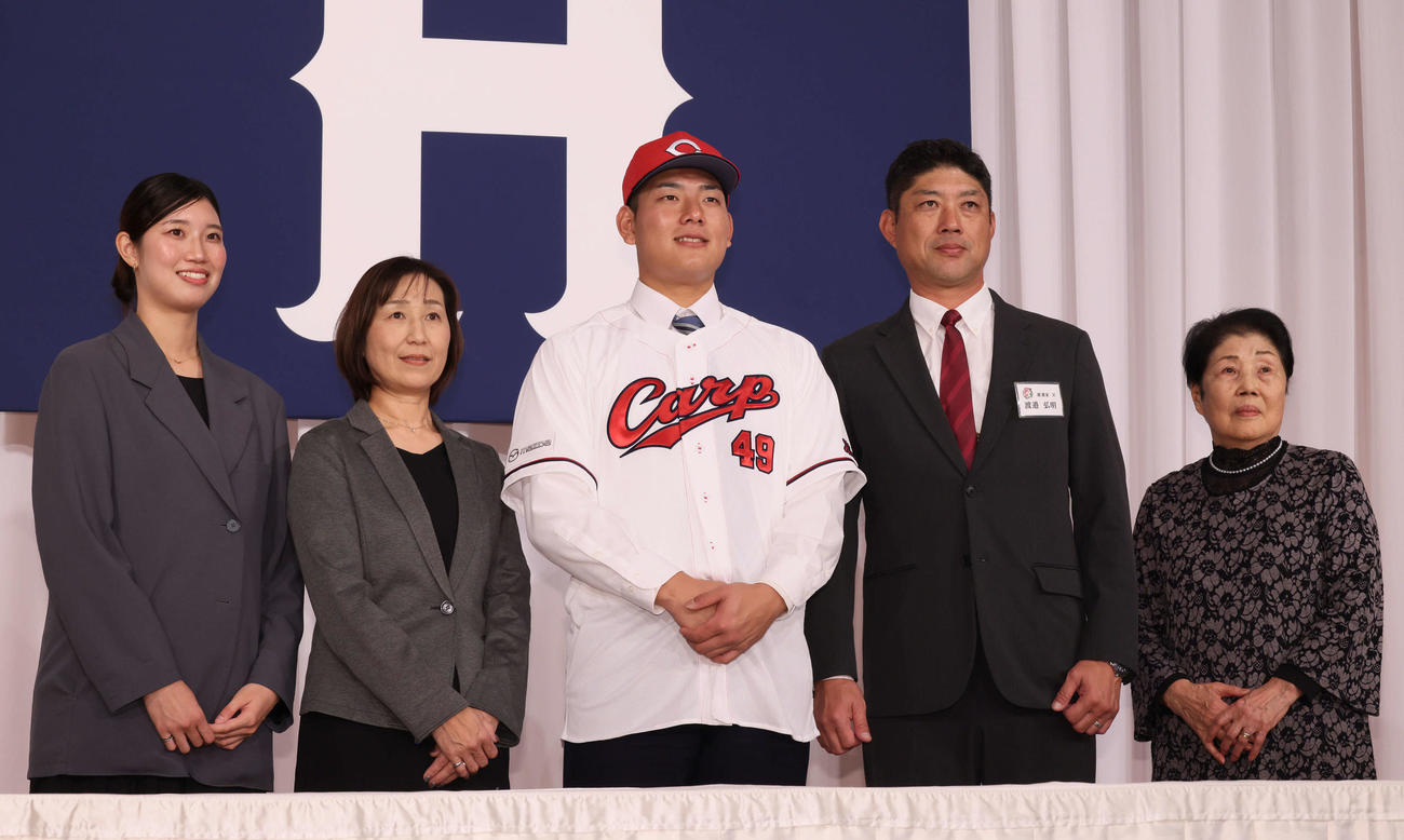 新入団選手会見で、家族と記念社賓におさまるドラフト4位の渡辺。左から姉の朱音さん、母のさなえさん、父の弘明さん、祖母の玲子さん（撮影・加藤孝規）