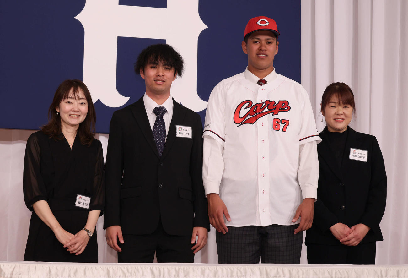新入団選手会見で、家族と記念写真におさまるドラフト5位の菊地。左から叔母の堀田恵美子さん、兄のハレンさん、母の知恵子さん（撮影・加藤孝規）