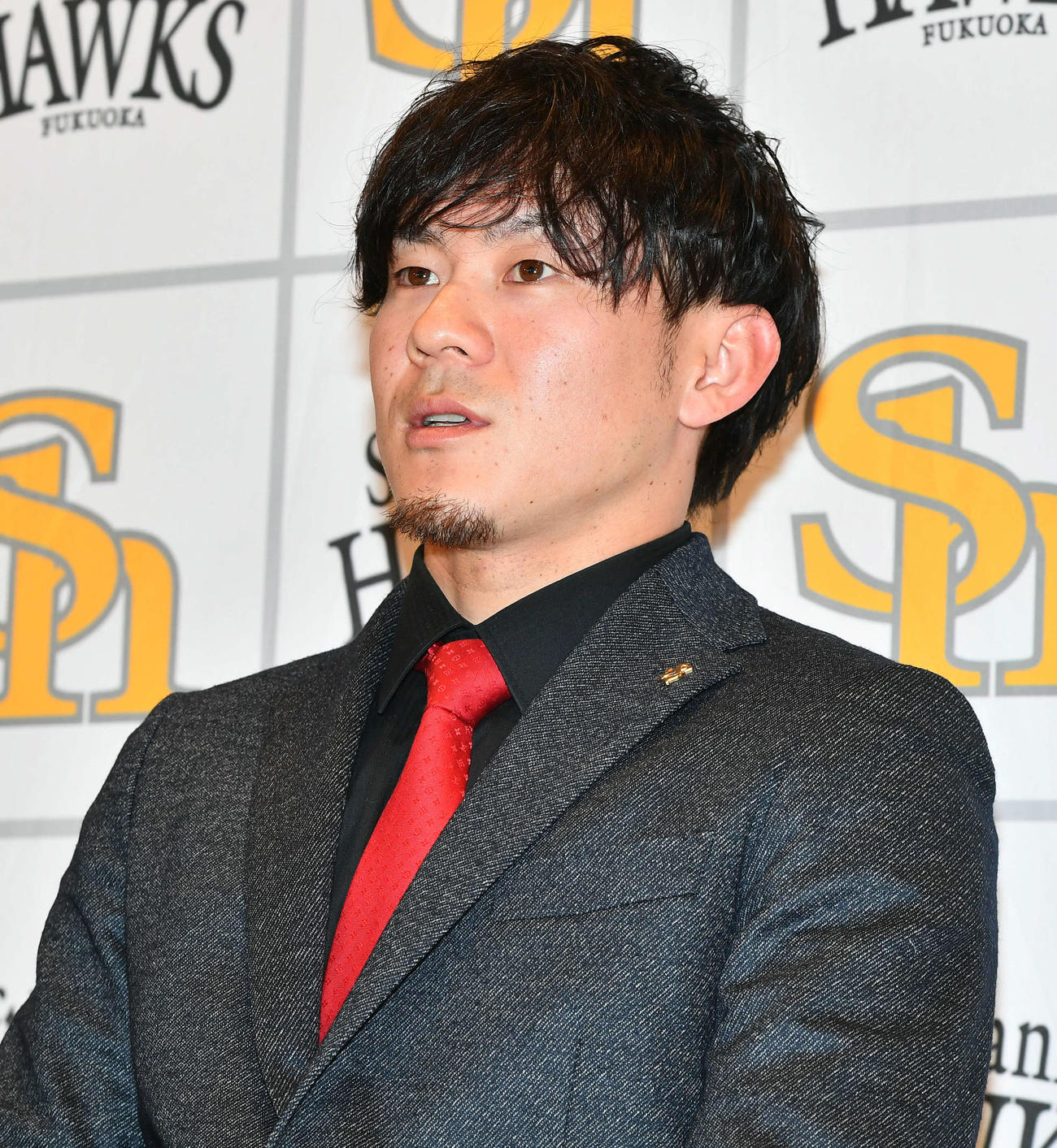 契約更改を終えて会見を行う牧原大（撮影・岩下翔太）