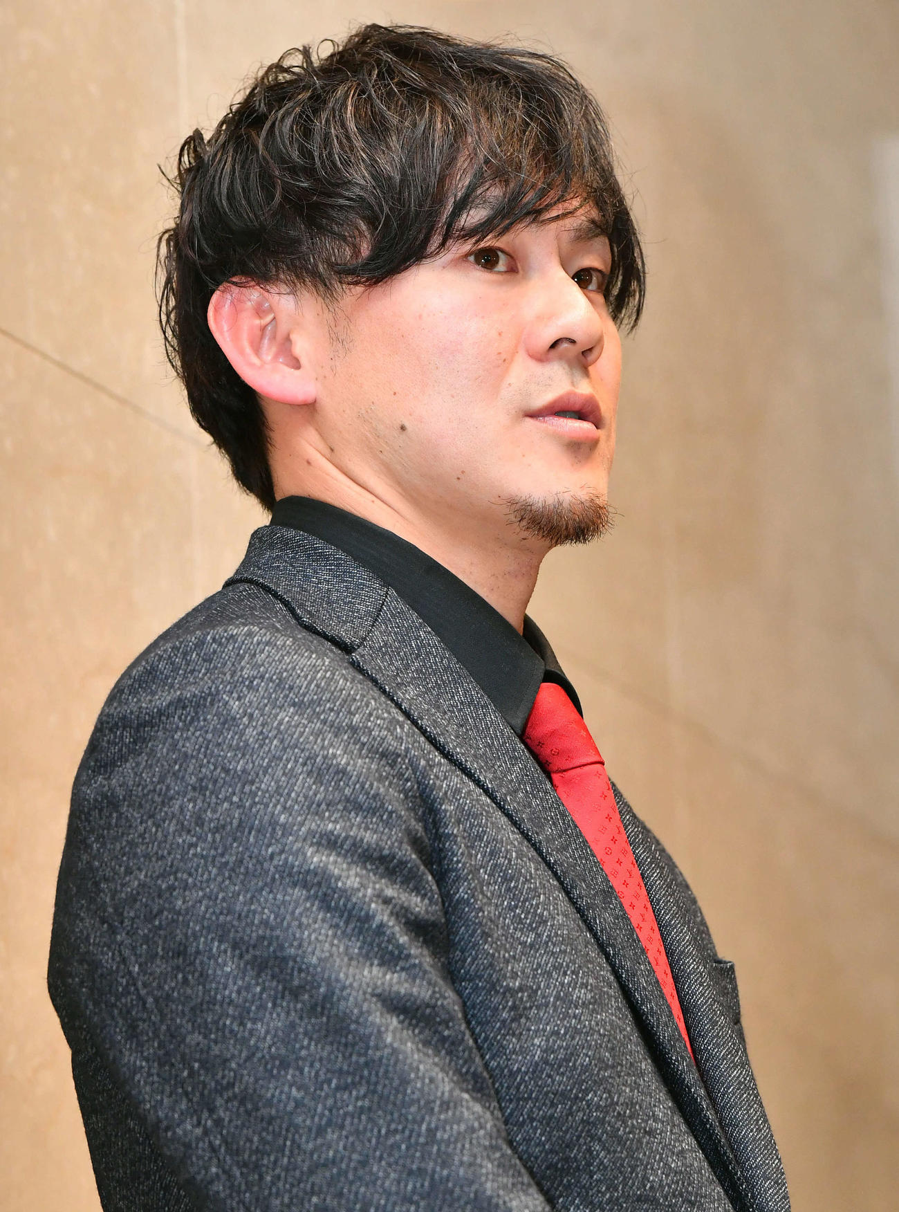 契約更改後の会見を終えて囲み取材を受ける牧原大（撮影・岩下翔太）