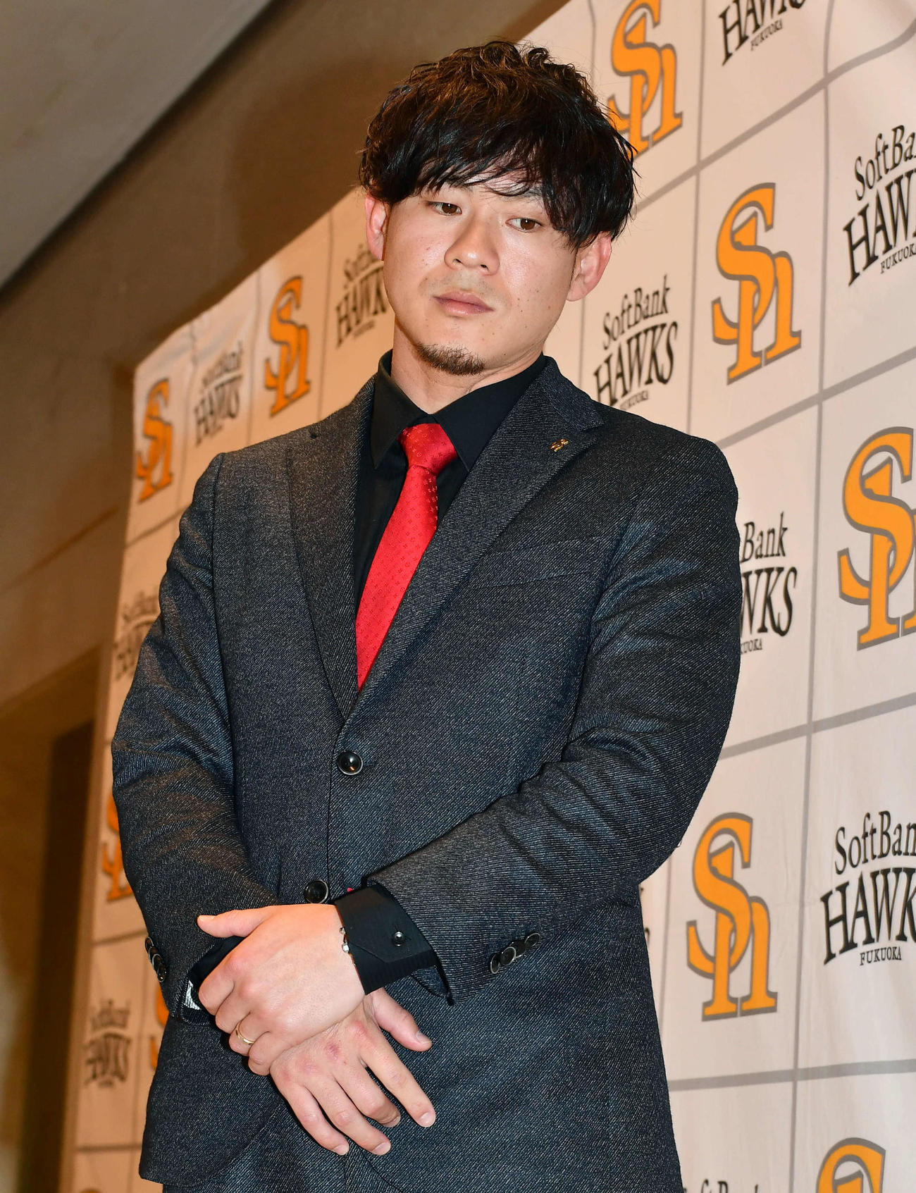 契約更改後の会見を終えて囲み取材に臨む牧原大（撮影・岩下翔太）