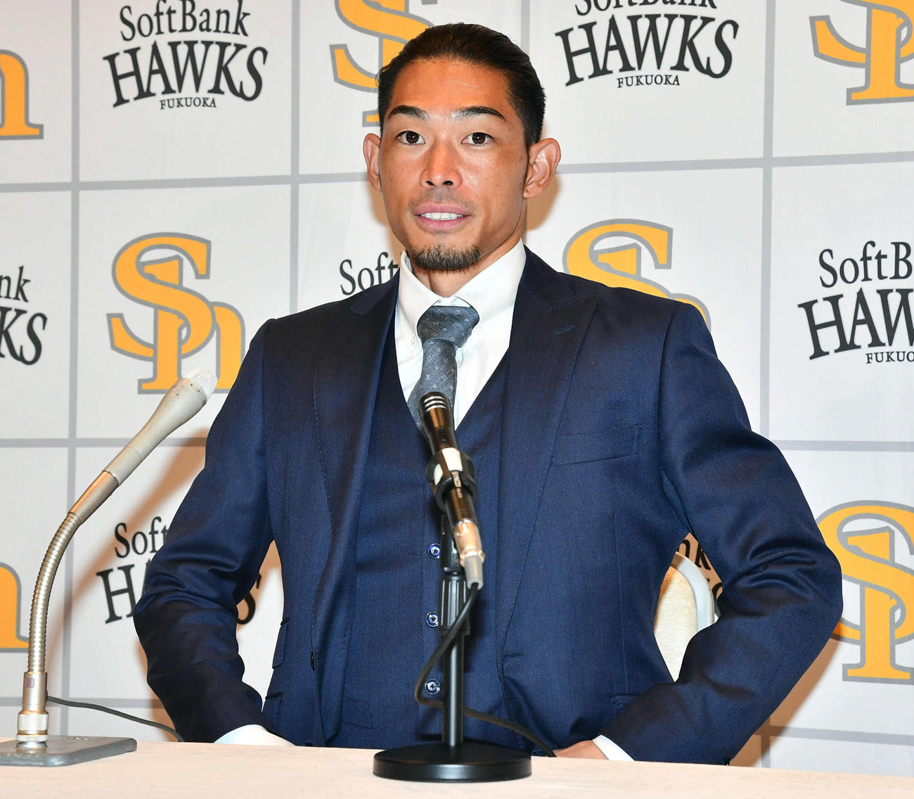 契約更改を終えて会見の席につく又吉（撮影・岩下翔太）