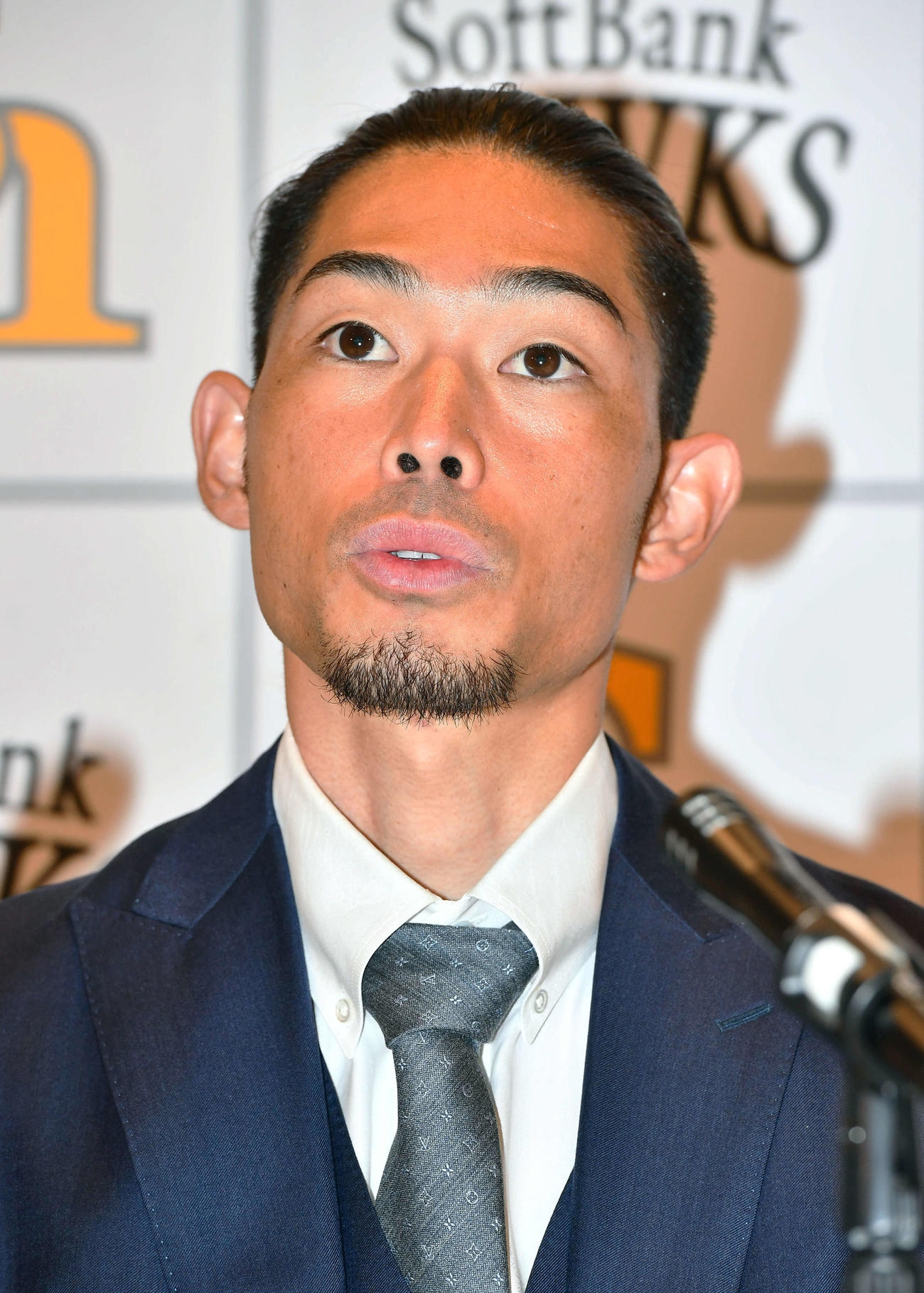 契約更改を終えて会見を行う又吉（撮影・岩下翔太）