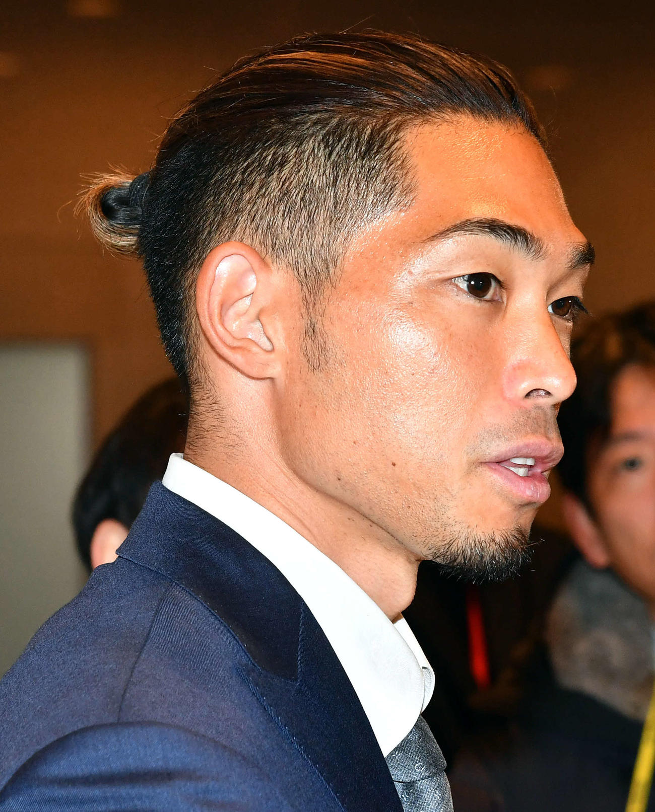 契約更改を終えて囲み取材を受ける又吉（撮影・岩下翔太）