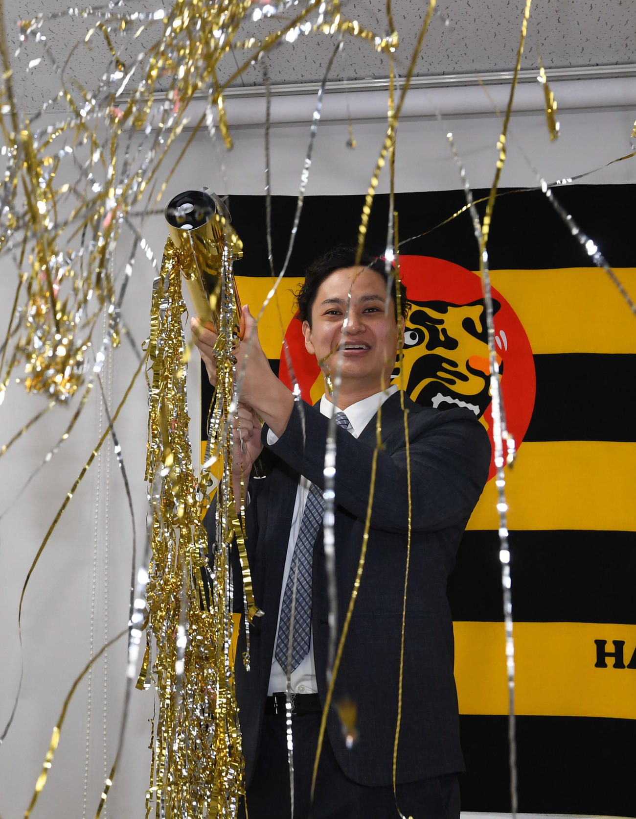 アップで契約更改の阪神大竹は祝砲を発射（撮影・前岡正明）