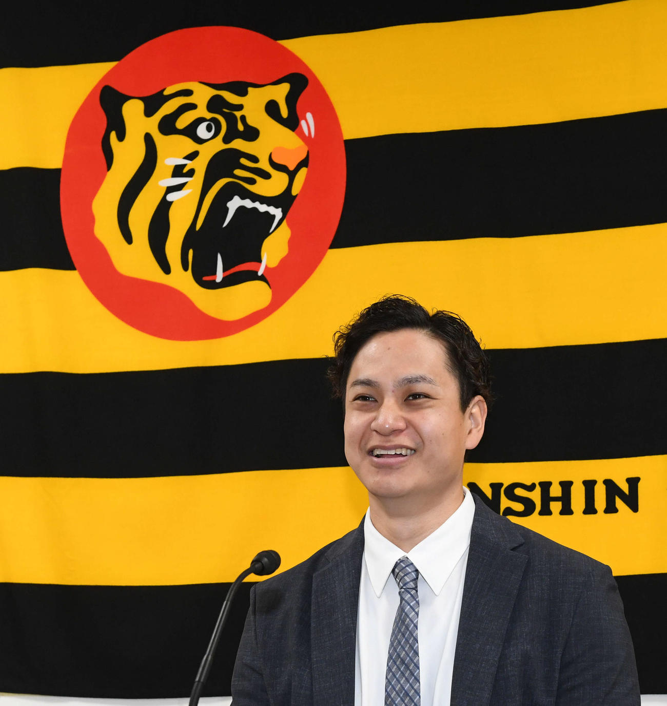 アップで契約を更改し笑顔で会見する阪神大竹（撮影・前岡正明）