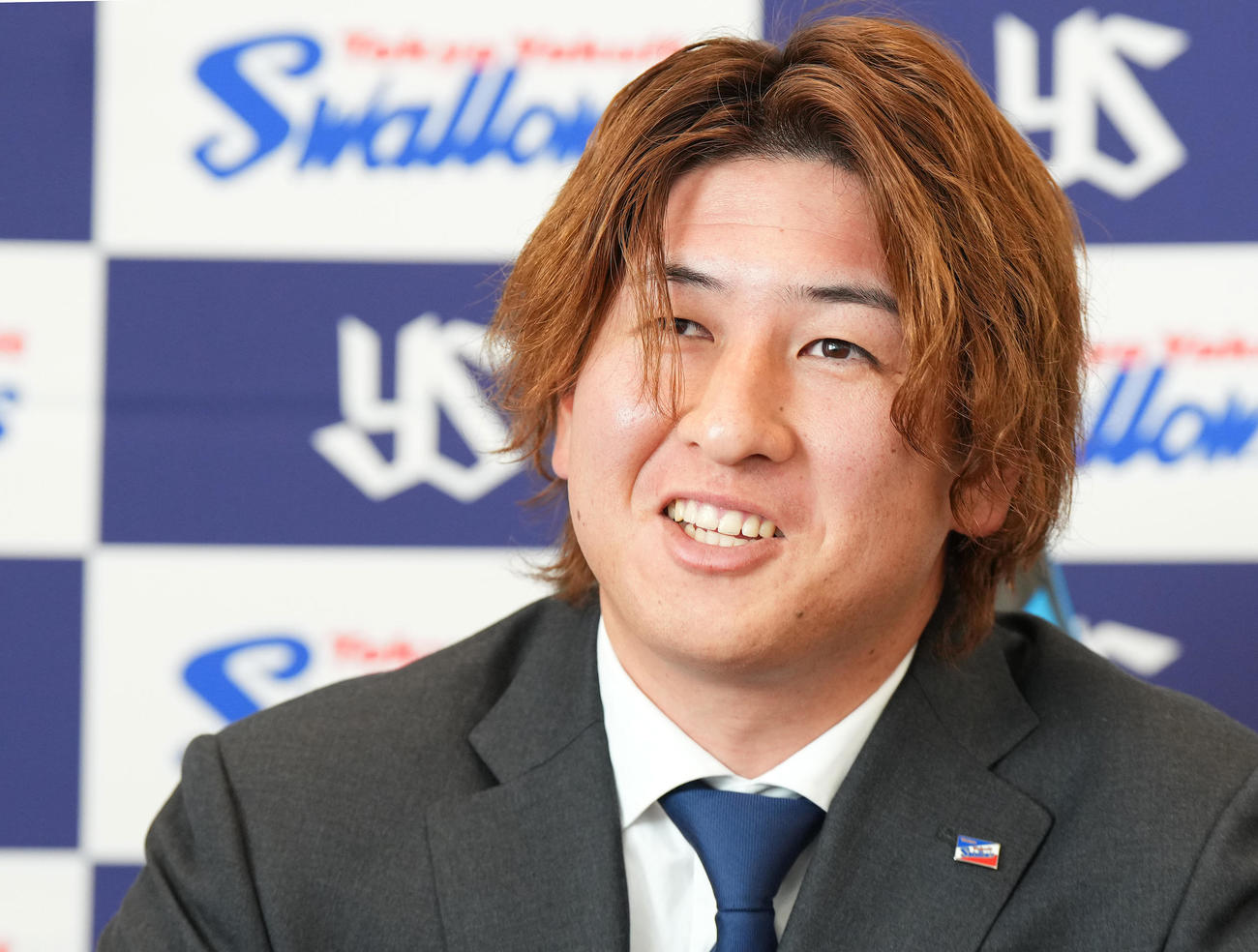 契約更改交渉を終え、会見に臨むヤクルト小沢（撮影・菅敏）