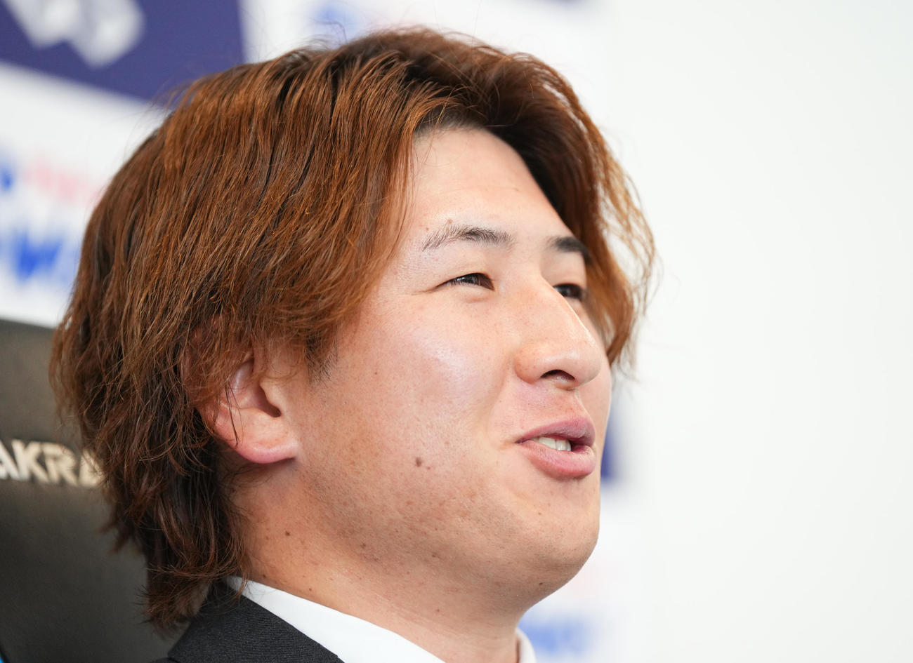契約更改交渉を終え、会見に臨むヤクルト小沢（撮影・菅敏）