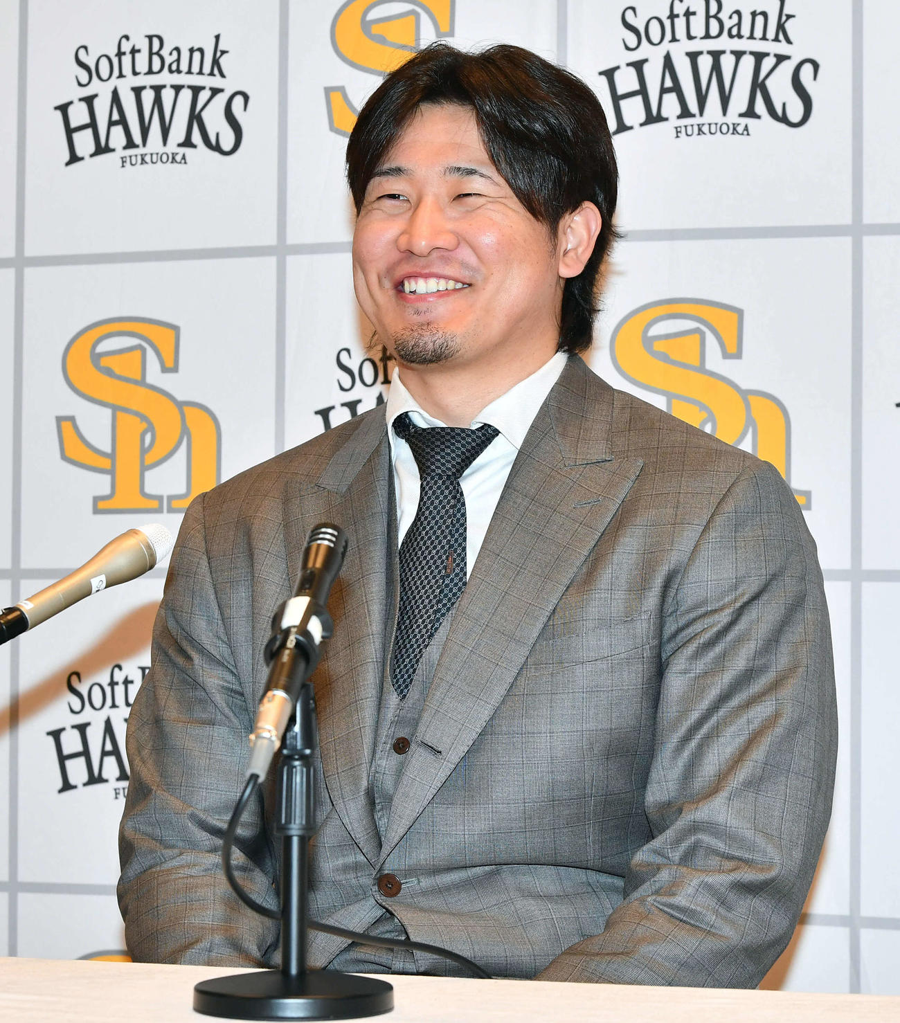 大幅増で契約更改し、笑顔で会見を行う杉山（撮影・岩下翔太）