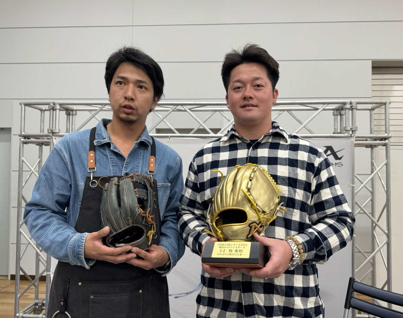 アドバイザリー契約を結んでいるATOMSのトークショーに出演したDeNA牧（右）とグラブ職人の上武さん（撮影・小早川宗一郎）
