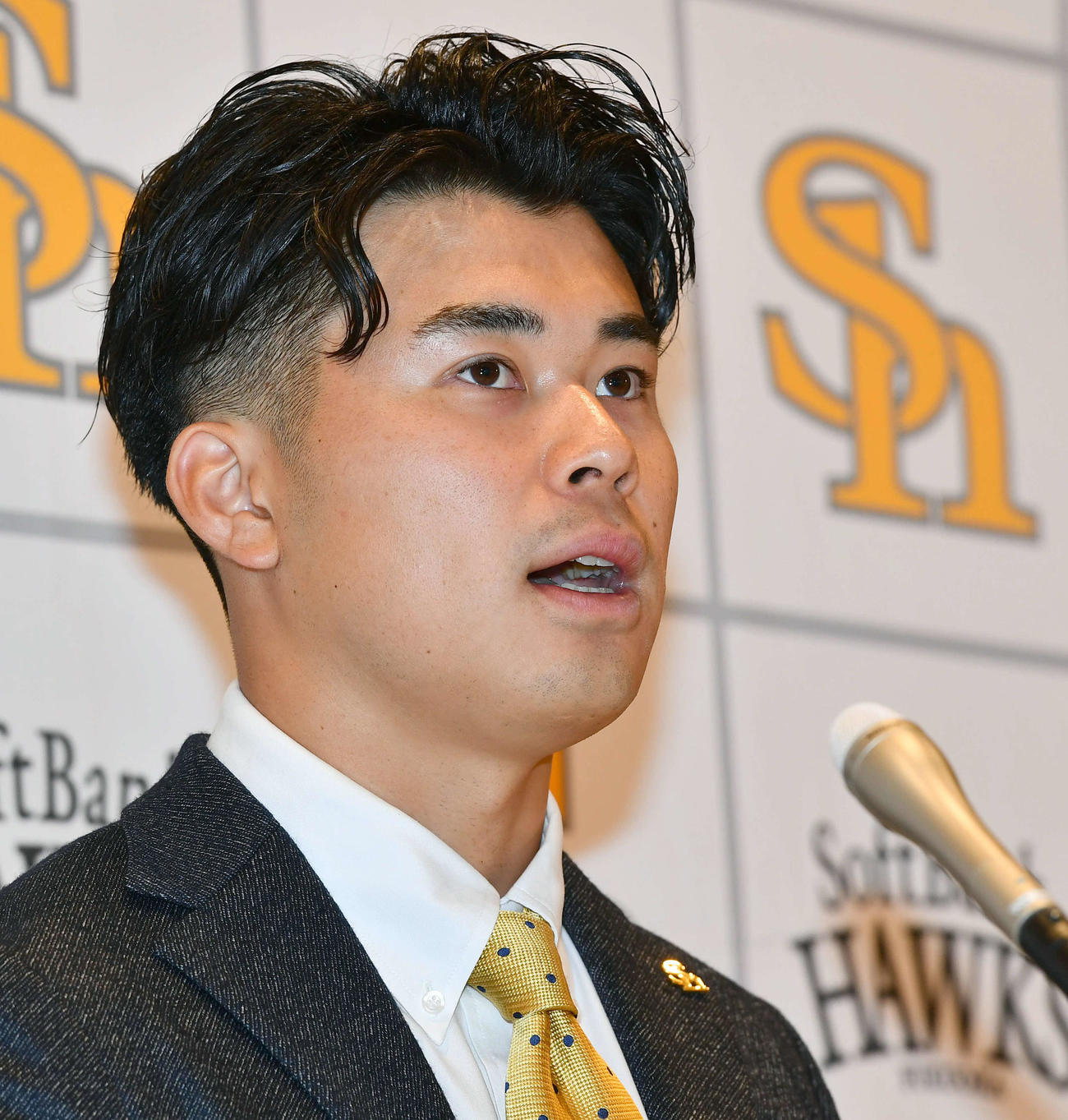 契約更改を終えて会見を行う松本晴（撮影・岩下翔太）