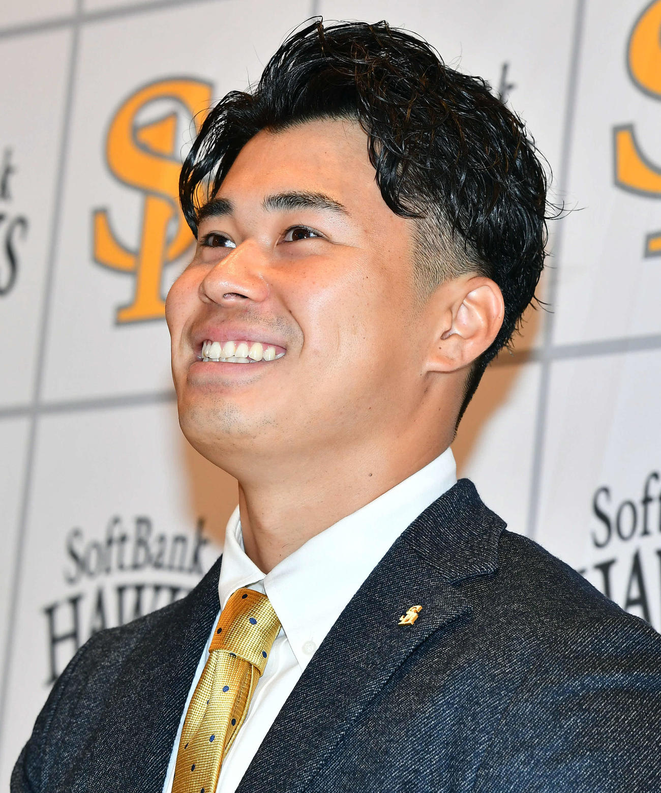 契約更改を終えて笑顔で会見を行う松本晴（撮影・岩下翔太）
