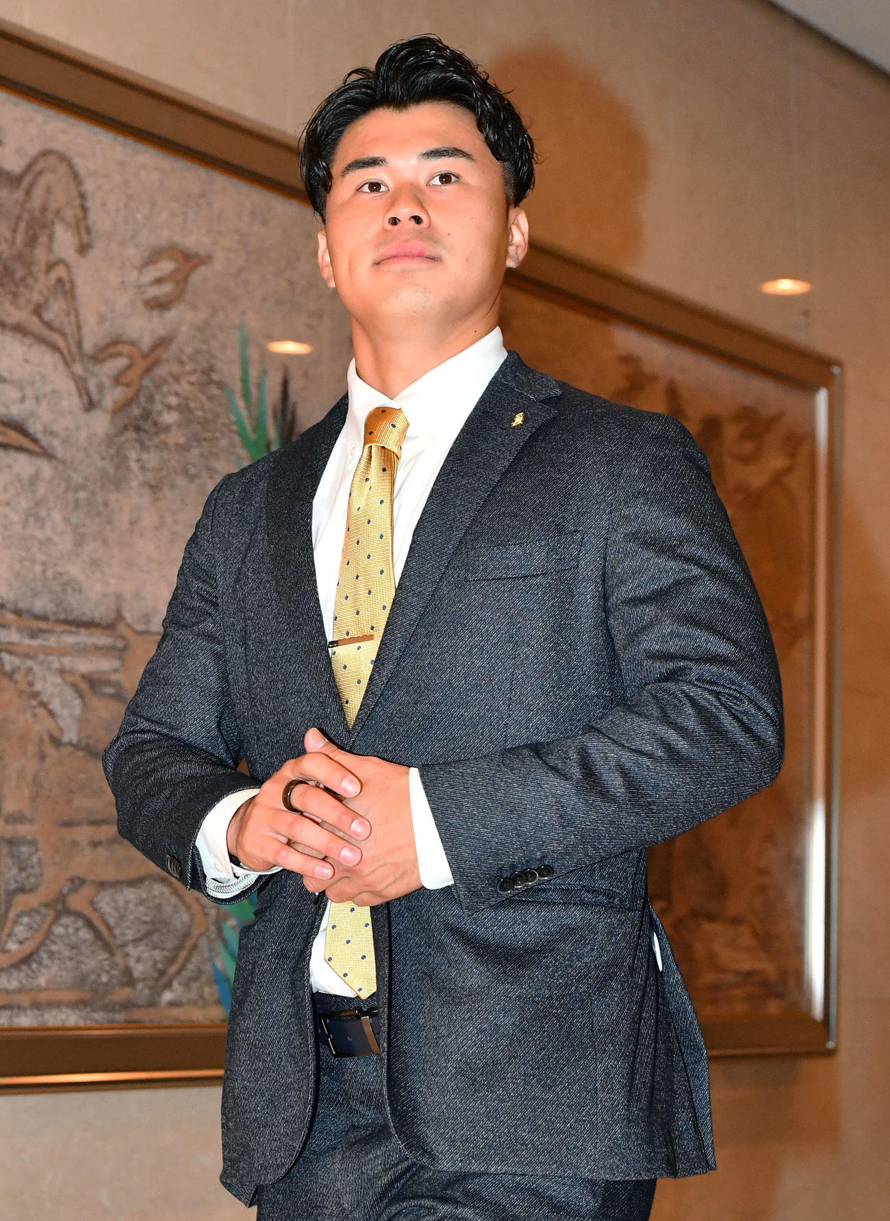 契約更改を終えて会見場に入る松本晴（撮影・岩下翔太）