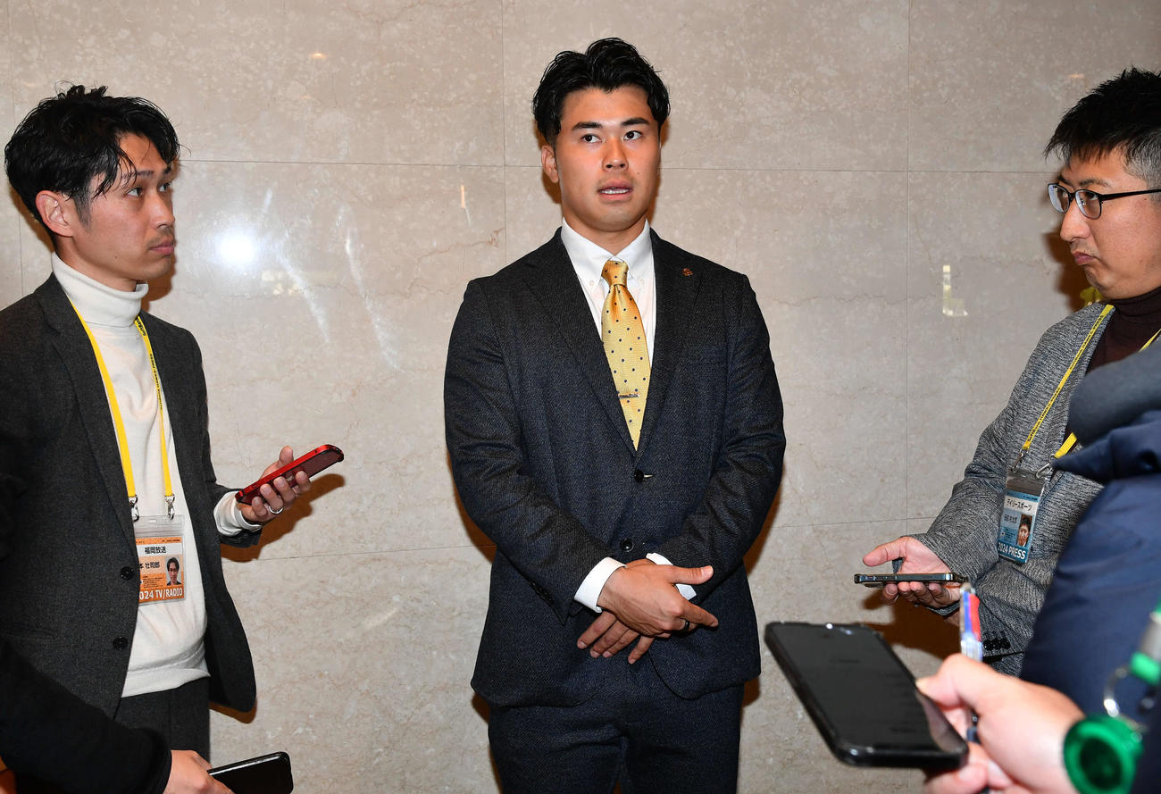 契約更改を終えて囲み取材を受ける松本晴（撮影・岩下翔太）