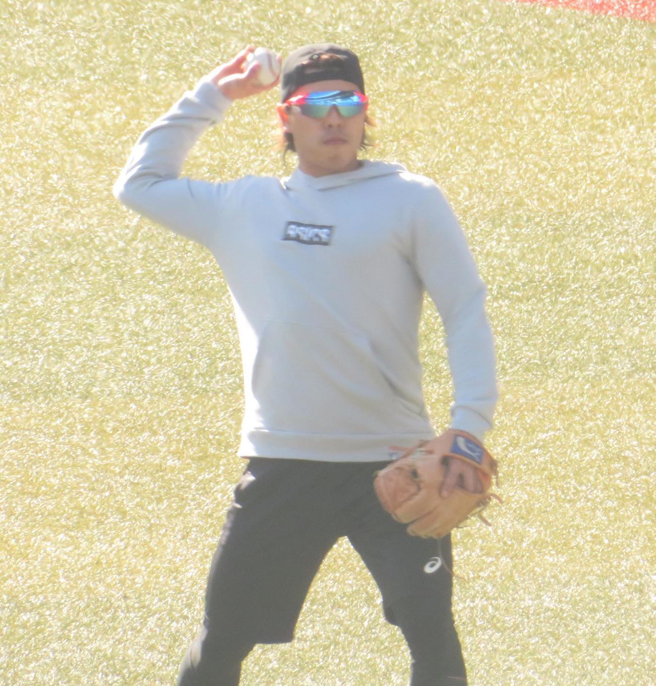 ZOZOマリンで自主トレを行った小川（撮影・星夏穂）