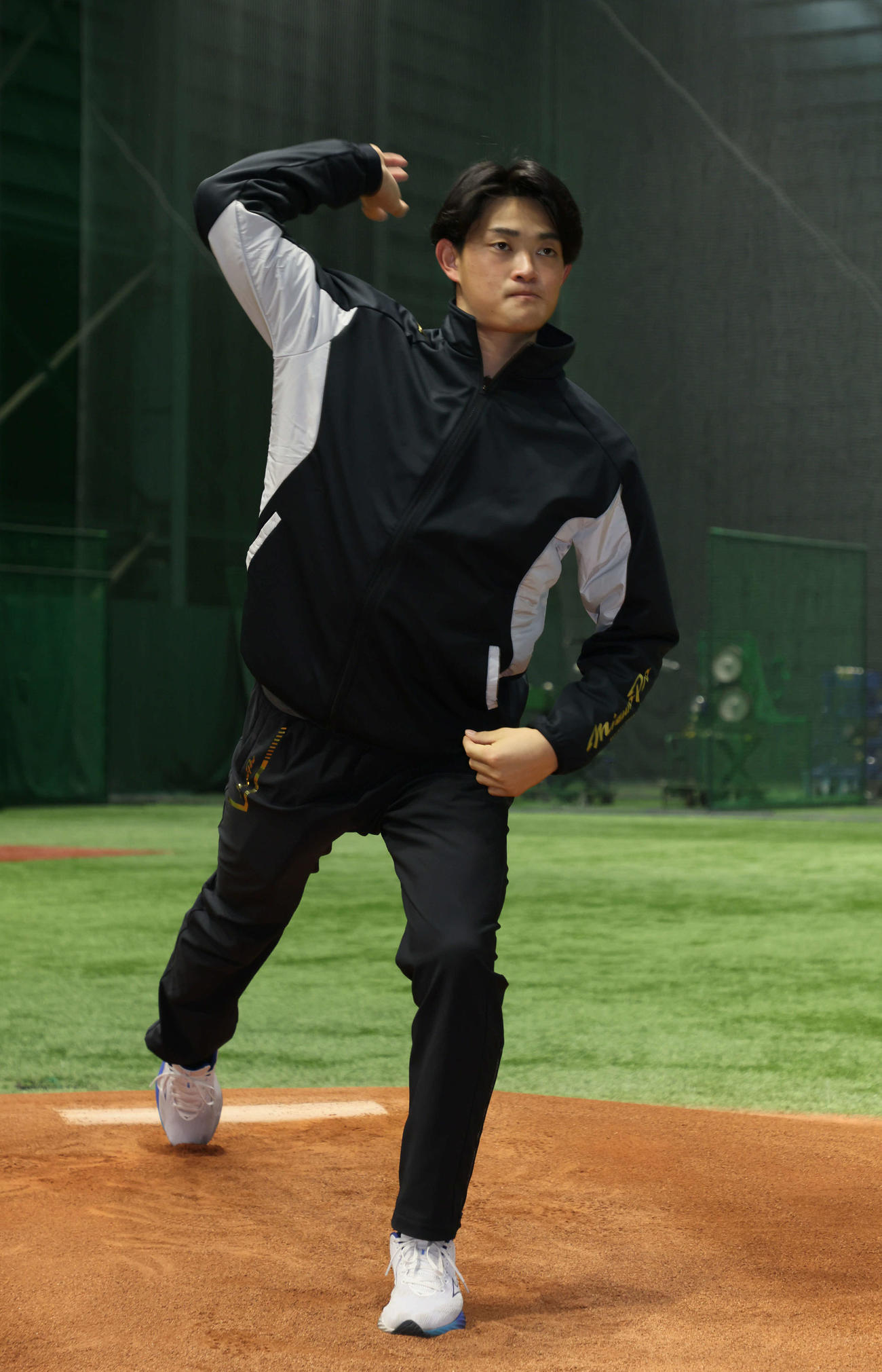 屋内練習場を見学するドラフト3位の岡本（撮影・加藤孝規）