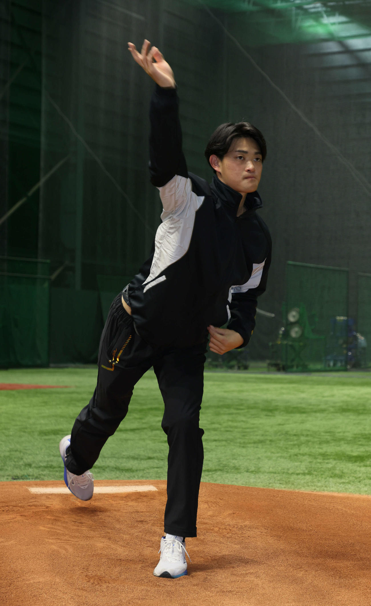 屋内練習場を見学するドラフト3位の岡本（撮影・加藤孝規）