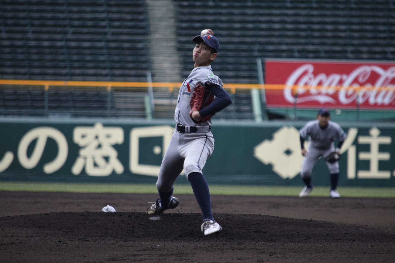 関メディベースボール学院中等部時代に甲子園でマウンドに上がる阪神2位の今朝丸（父提供）