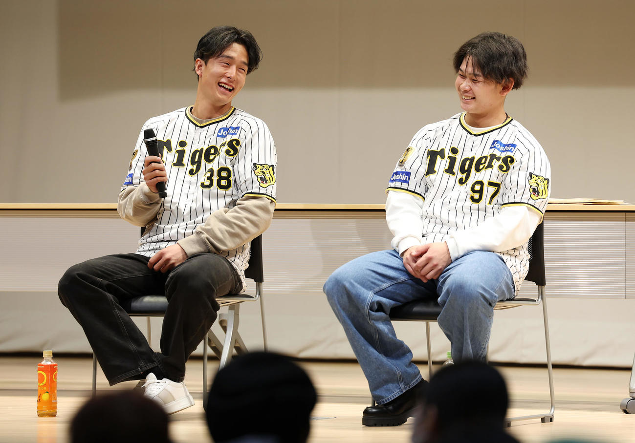 「手をつなぐ市民のつどい　阪神タイガース選手とともに」に参加し、笑顔を見せる阪神小幡（左）と野口（撮影・前田充）