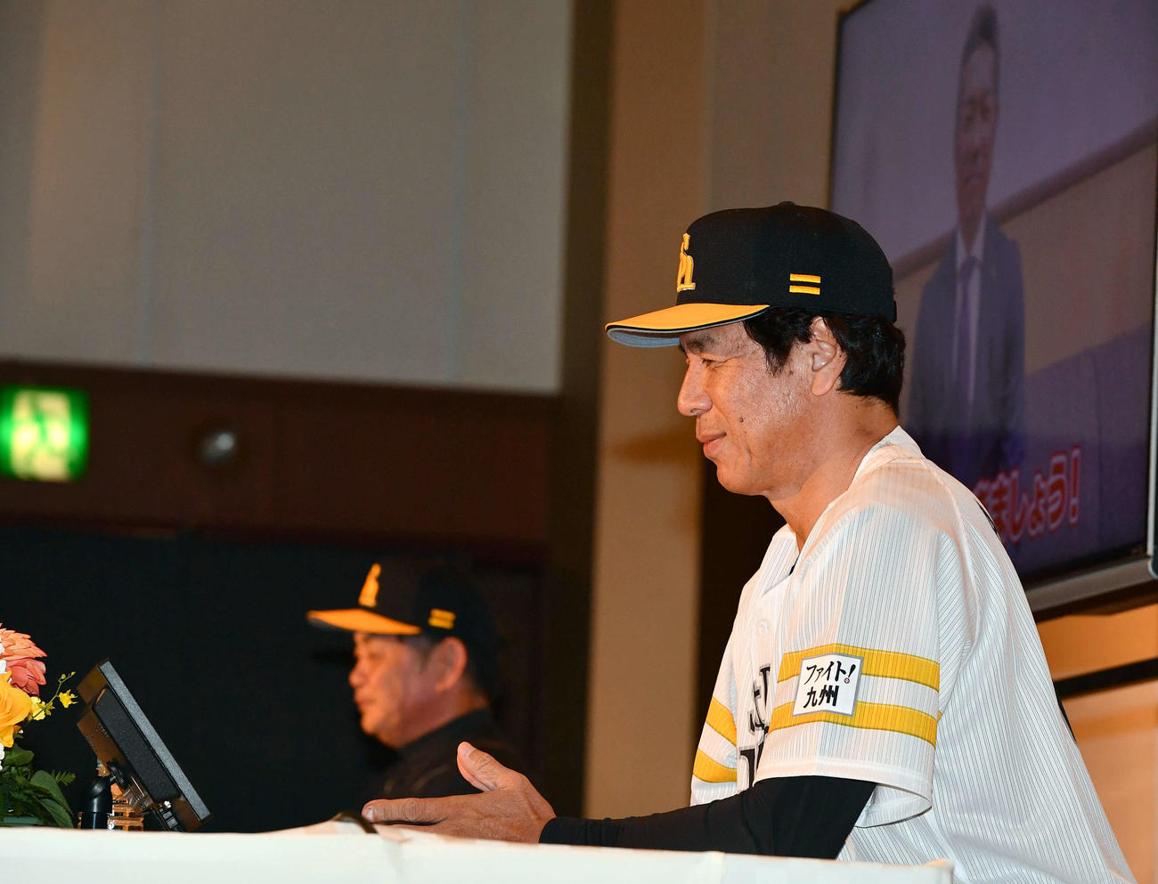 ソフトバンクホークス誕生20周年記念OB戦開催発表会見で小久保監督からのメッセージ映像を見る、白鷹軍監督の秋山幸二氏（右）と黒鷹軍監督の工藤公康氏（撮影・岩下翔太）