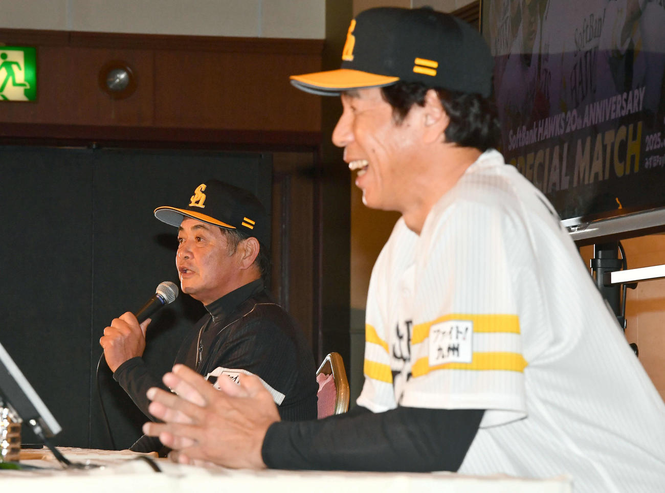 ソフトバンクホークス誕生20周年記念OB戦開催発表会見を行う、黒鷹軍監督の工藤公康氏（左）と白鷹軍監督の秋山幸二氏（撮影・岩下翔太）