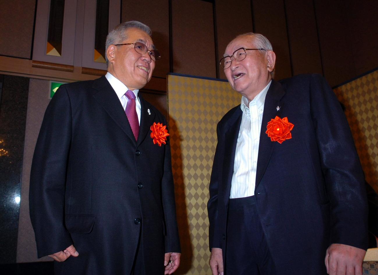 06年7月、「片山さつきと明日の日本を語る会」で渡辺恒雄会長（右）に「頑張ってください」と激励する野村克也さん