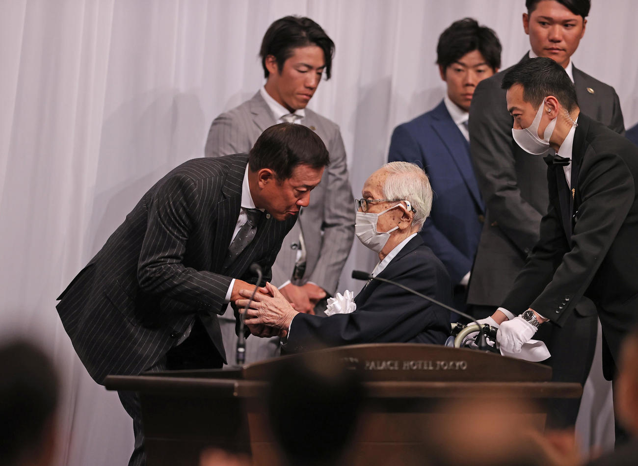 燦燦会で握手をする読売新聞グループ本社渡辺恒雄代表取締役主筆と巨人原監督（2023年3月撮影）