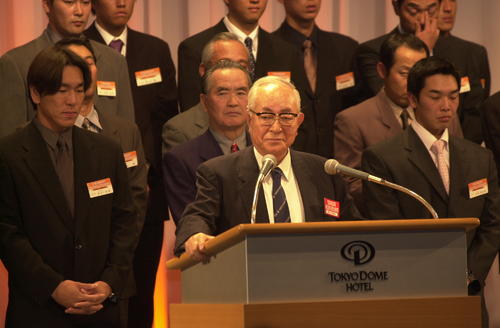 01年3月、巨人の激励会で渡辺社長(手前)のあいさつを神妙な表情で聞く、左から松井、長嶋監督、阿部