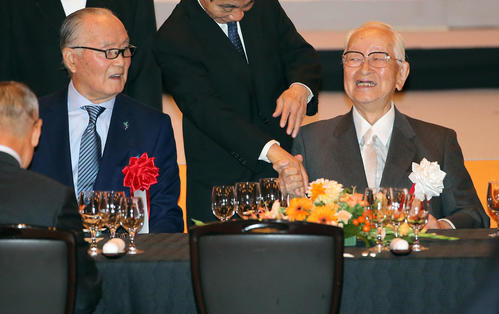 セ・リーグ優勝祝賀会で、談笑する渡辺会長(右)と長嶋終身名誉監督(2014年10月9日撮影)