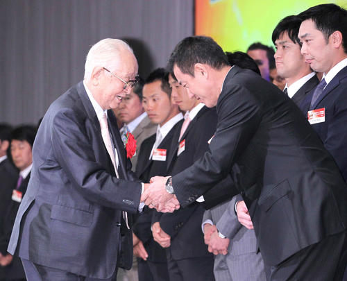 2012年、渡辺恒雄球団会長(左)と握手する巨人原監督