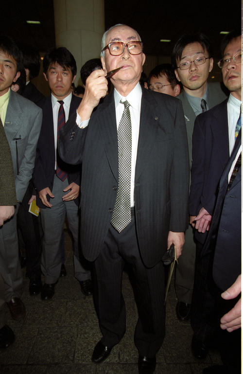 12球団オーナー会議に出席後、パイプをくわえて退席する巨人の渡辺恒雄オーナー(1999年撮影)