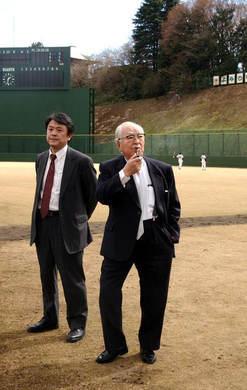 05年3月、改装されたジャイアンツ球場を初視察する渡辺恒雄前オーナー(右)